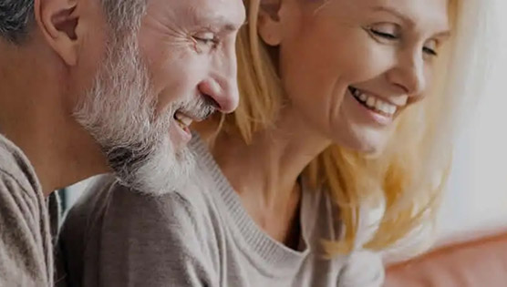 Un couple de quinquagénaires souriant, complices